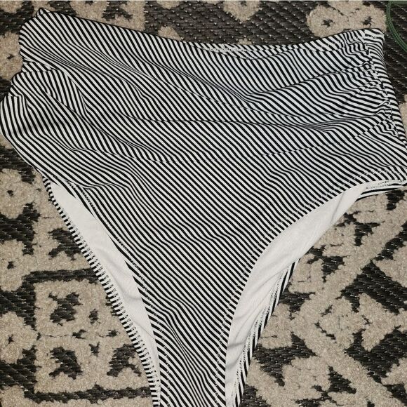 Amazon brand cute two piece. - Picture 3 of 4